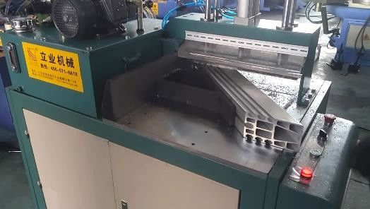 L505 Potencia del motor de 3 kW Máquinas de corte de sierra de aluminio para esquina de ventana